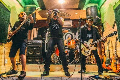Banda de rock paraense Ovo Goro realiza show na Praça do Artista, em Belém
