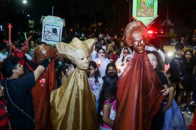 Trupe Teia assombra as ruas de Belém com espetáculo circense realizado nas UsiPaz