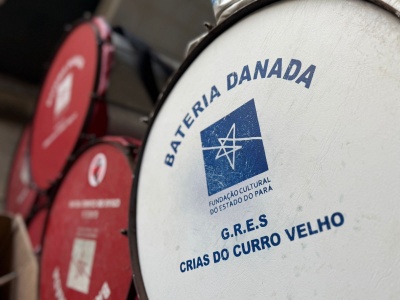 Bateria das Crias do Curro Velho arrastam foliões no 'Bloquinho Inclusão Folia'