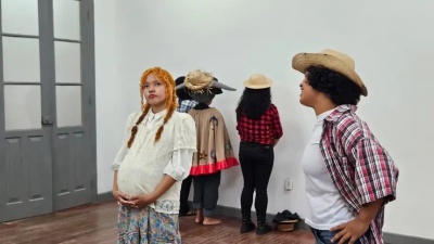 Peça teatral produzida por alunos de oficina de iniciação é apresentada na Casa da Linguagem